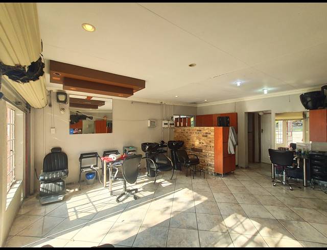48M² BUSINESS CENTRE TO LET IN HALFWAY GARDENS